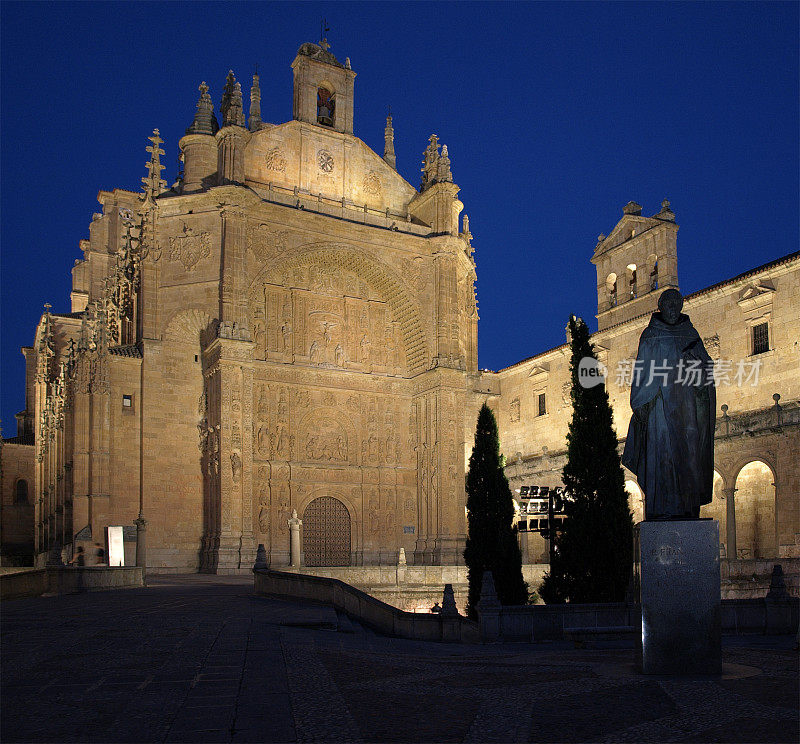 Iglesia del Convento de San Esteban 在晚上